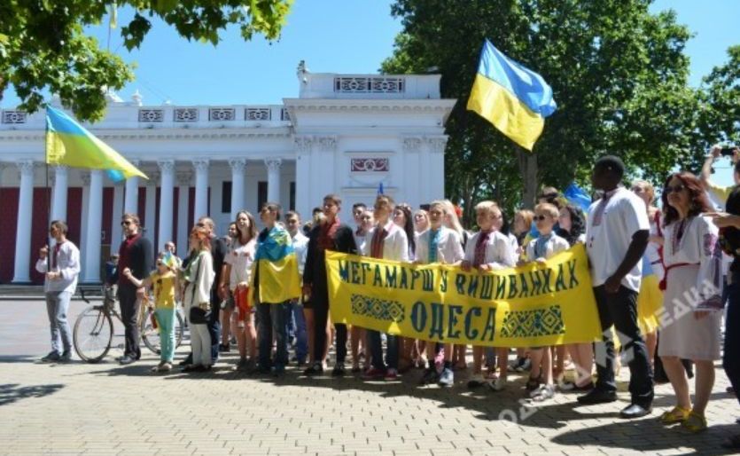 Около 1,5 тысячи людей вышли на марш вышиванок в Одессе. Видео