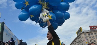 На Майдане во время флешмоба в честь соглашения с ЕС осыпались еврозвездочки. Видео