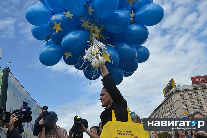 На Майдане во время флешмоба в честь соглашения с ЕС осыпались еврозвездочки. Видео