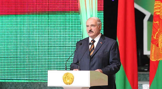 Лукашенко появился с галстуком в цветах георгиевской ленты. Видео