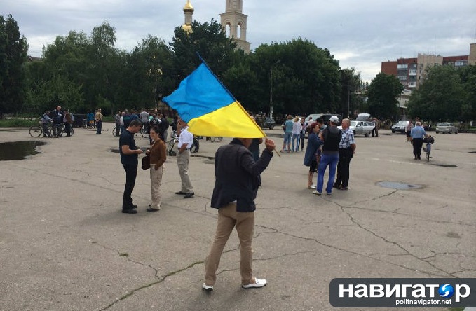В Славянске встречать Порошенко вышло несколько десятков жителей. Фото