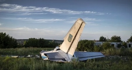 Обломки самолета АН-26, сбитого под Луганском. Фото