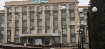 С донецкого горсовета сняли Герб Украины. Видео