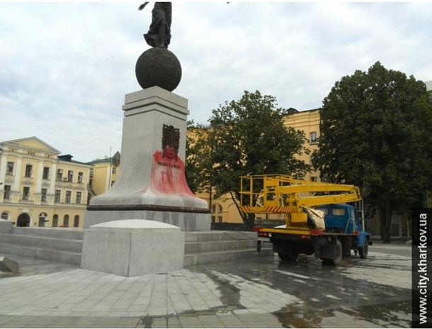 В Харькове неизвестные облили «кровью» памятник независимости Украины. Фото