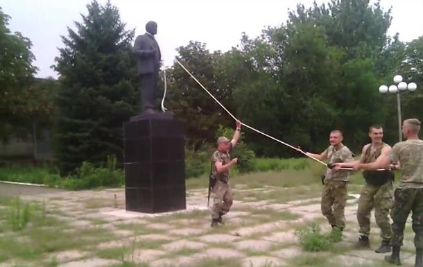 На Донбассе с грохотом повалили и избили памятник Ленину. Видео