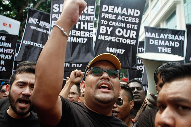 Разгневанные малайзийцы пикетировали украинское и российское посольства. Фото