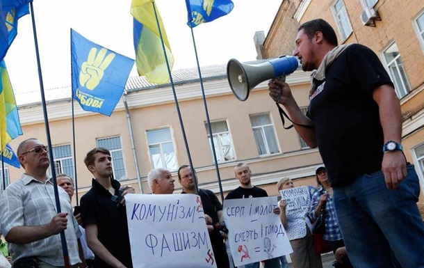 В Киеве под зданием админсуда митингуют в поддержку ликвидации КПУ. Видео