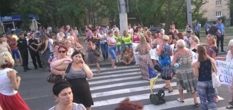 Николаевские женщины перекрывали движение через мост более 14 часов. Фото