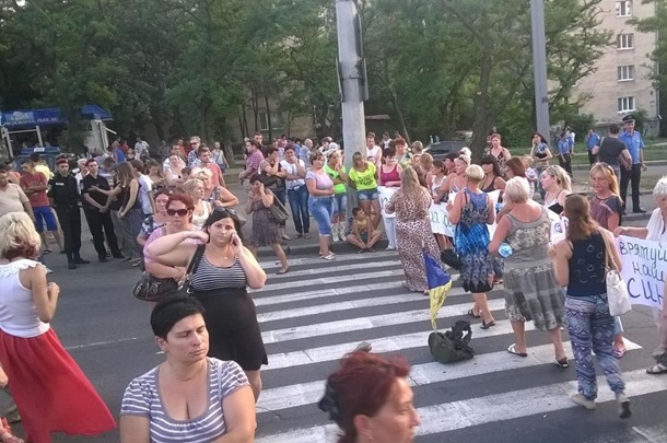 Николаевские женщины перекрывали движение через мост более 14 часов. Фото