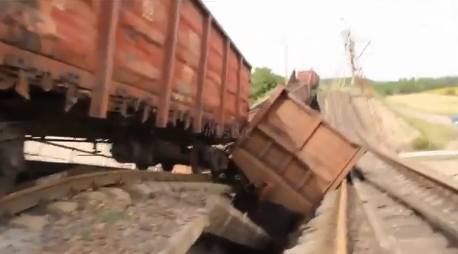 На Луганщине подорвали еще один железнодорожный мост. Видео