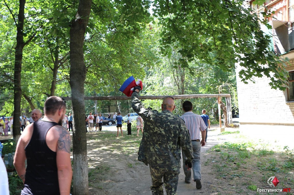 Жителя Николаева заставили снять с окон флаг РФ, после чего он был сожжен. Видео