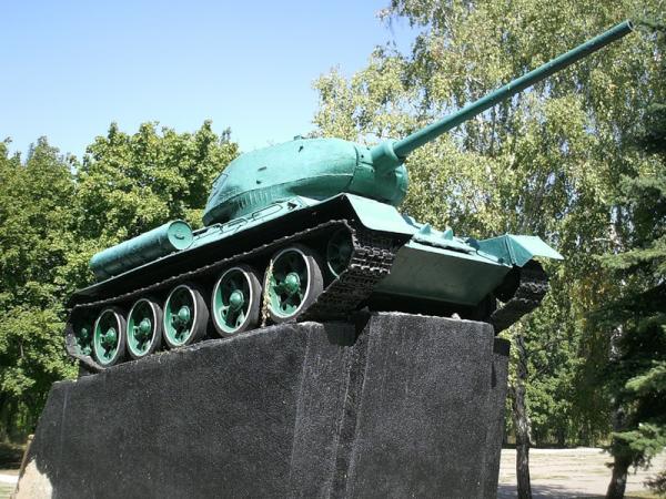 В Дружковке демонтировали и увезли танк-экспонат. Фото
