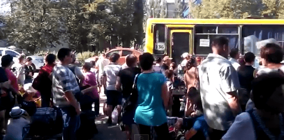 Жители Горловки бегут из города. Видео