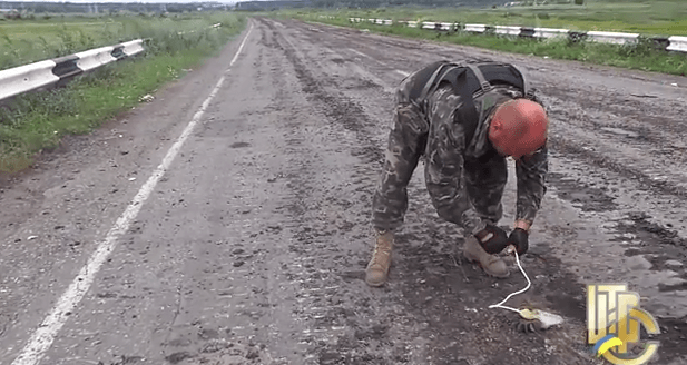 Как украинские военные разминируют дороги Славянска. Видео
