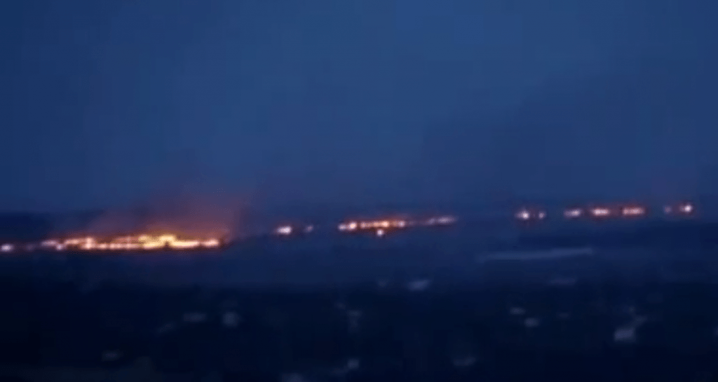 В Луганске от стрельбы горит весь пригород. Видео
