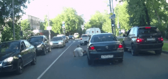 В Москве водитель сбил мужчину за сделанное ему замечание и скрылся. Видео