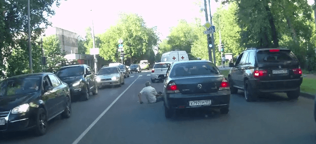 В Москве водитель сбил мужчину за сделанное ему замечание и скрылся. Видео