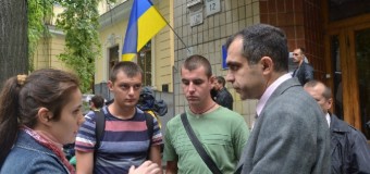 Сбежавшие в самоволку десантники пикетировали Порошенко. Фото
