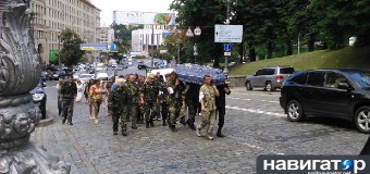 К Верховной Раде принесли гроб с сотником Майдана, погибшим в АТО. Видео