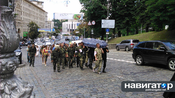 К Верховной Раде принесли гроб с сотником Майдана, погибшим в АТО. Видео