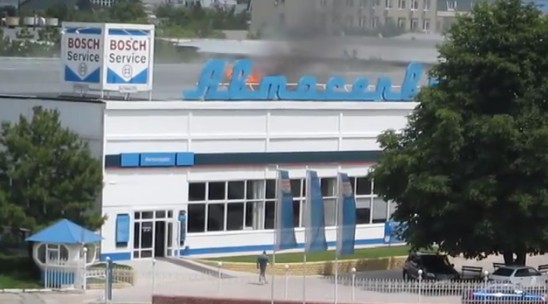 В Симферополе загорелось здание «АвтоВАЗа». Видео