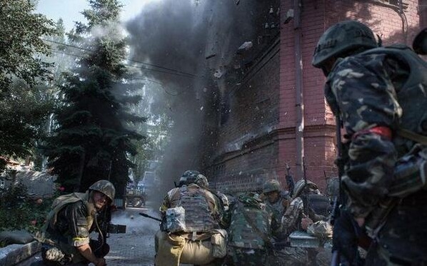 Украинские силовики взорвали в Славянске здание СБУ. Фото