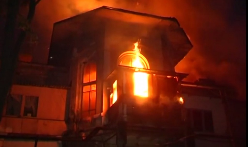 В Одессе горел санаторий, где разместились военные из Крыма. Видео