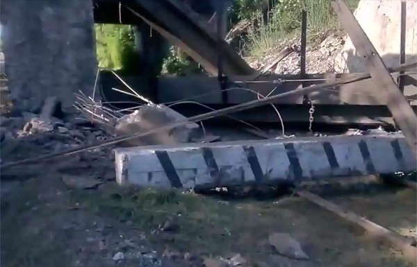 В Горловке неизвестные взорвали автомобильный мост и ж\д путь. Видео