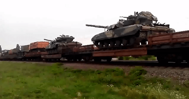 Поезд с танками направился из Сум на Донбасс. Видео