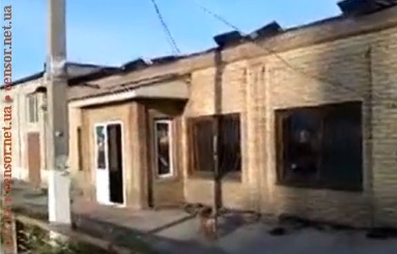 Ночью были обстреляны жилые дома и сожжен рынок на Донбассе. Видео