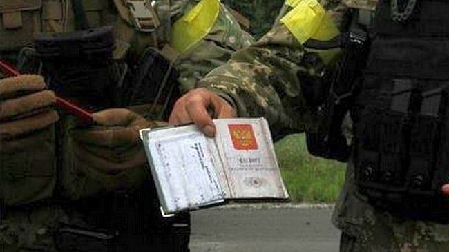 Жители Славянска выдают пособников боевиков силам АТО. Фото
