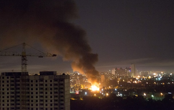 В Киеве произошел пожар на деревообрабатывающей фабрике. Видео