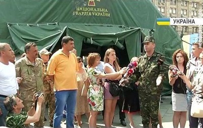 На майдане появилась мобилизационная палатка в нацгвардию. Видео