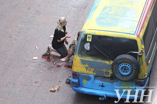 В Киеве неизвестный бросил гранату в Украинский дом. Видео