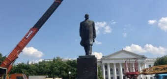 На главной площади Краматорска снесли памятник Ленину. Фото