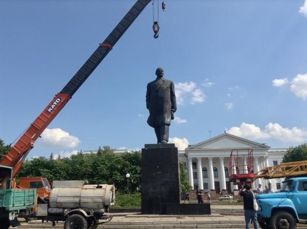 На главной площади Краматорска снесли памятник Ленину. Фото