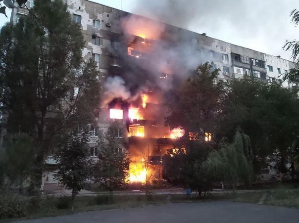 Шахтерск: Сожжены жилые дома, автозаправки, учебные заведения и госучреждения. Фото
