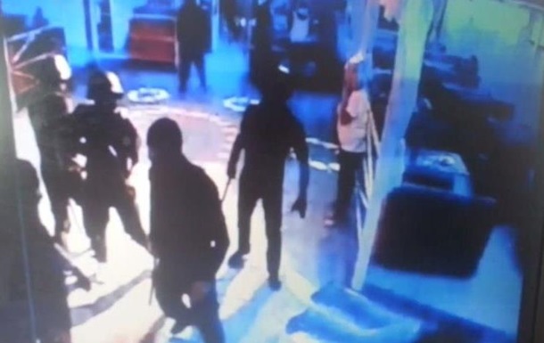 Обнародовано видео с камер наблюдений массовой драки в одесском баре