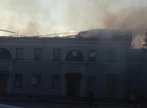 Полностью сгорел Донецкий железнодорожный вокзал. Видео