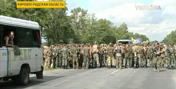 В Кировоградской области задержали колонну дезертиров. Видео