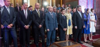Сын Порошенко потерял сознание на молебне за Украину. Видео