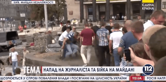 В Киеве на Майдане люди в черных футболках избили журналистов. Видео