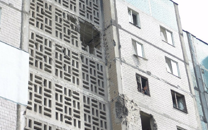 Донецк: Момент прямого попадания снаряда в многоэтажки. Видео