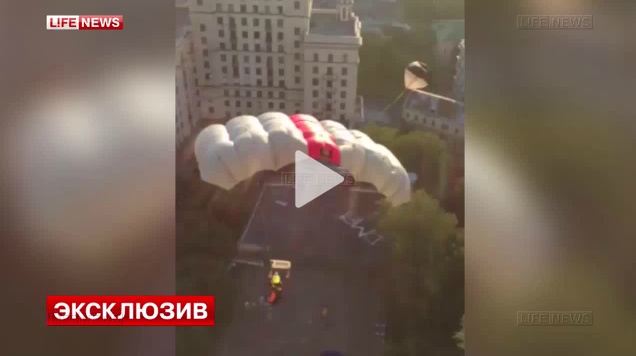 Повесивший Украинский флаг в Москве на высотке спрыгнул с нее с парашютом. Видео