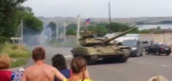Под Макеевкой проехала колонна танков под российскими флагами. Видео