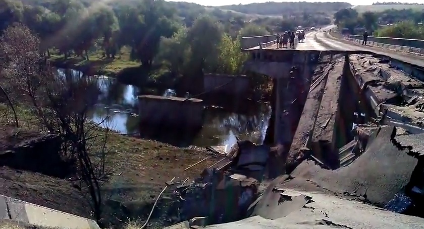Был подорван мост через реку Кальмиус. Видео