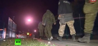 Российских задержанных десантников вернули на Родину. Видео