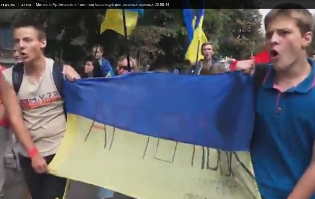 В Артемовске молодежь выкрикивала ругательства в адрес Путина и пела гимн. Видео