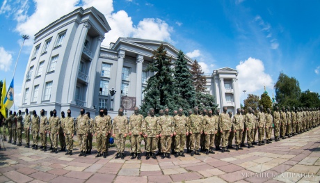 Новобранцы батальона «Азов» отправились из Киева воевать. Фото
