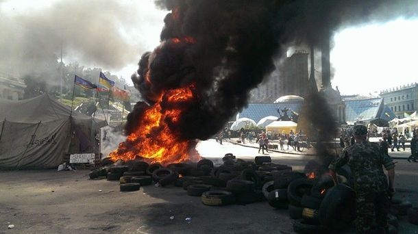 На Майдане снова горят шины. Фото